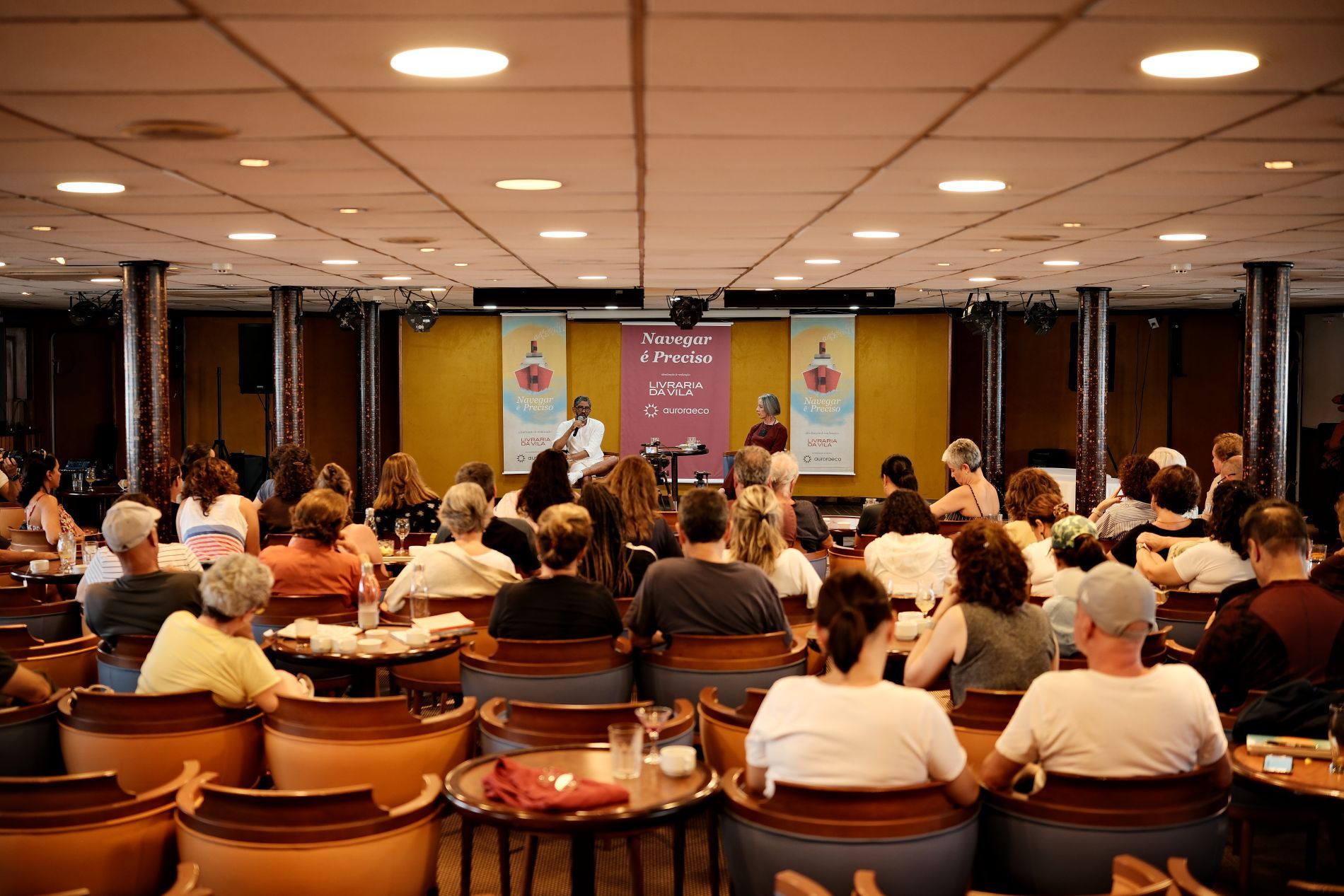 Participantes reunidos no auditório durante um encontro literário