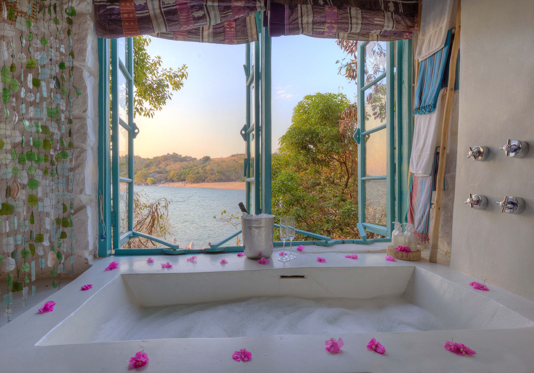 Accommodation and guest areas at Kaya Mawa